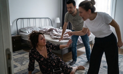 Kocasını komşusuyla yatak odasında yakaladı: "Bir kere oldu, ben bir şey yapmadım!"