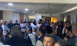 Memurlar Belediye Başkanı’nın kapısına dayandı! Karşıyaka’da TİS eylemi!