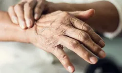 Sadece titreme değil: Parkinson’un gizli başlangıç bulguları!