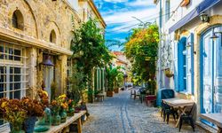 Sıcak havanın bohem yüzü: Renkli taş evleri ve canlı sokakları ile büyülüyor