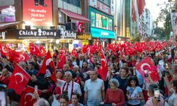 Cumhuriyet sevdalıları Karşıyaka'da buluştu: Muhteşem kortej, dev coşku!