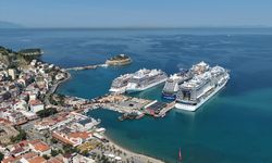 4 kruvaziyerle 10 bin 800 turist geldi! İzmir Selçuk'a akın