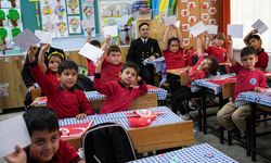 İzmir’de duygu dolu anlar! Minik öğrencilerin Mehmetçiğe yazdığı mektuplara cevap geldi