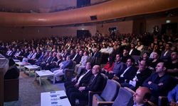 İzmir’de hükümlülerden anlamlı tiyatro gösterisi: “Onlar” oyunu sahnelendi