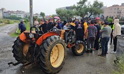 Manisa’da traktör ile motosiklet çarpıştı: Sürücü yaralandı