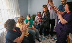 Bornova'da yürek ısıtan sürpriz! Her gün beklediği ekipler doğum gününe geldi!