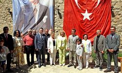 Çeşme'de bayramın adresi değişmedi: Protokol ve vatandaş kalede buluştu