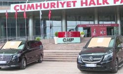 CHP'de Mutlak Butlan kararı sonrası ilk hamle: Genel Merkez önünde iki lüks araç satışa çıkarıldı