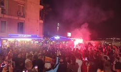 Galatasaraylı taraftarlar Gündoğdu Meydanı'nda meşaleleri yaktı!