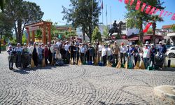 Güzelbahçe'de bayram için ele ele temizlik çalışması