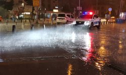 İzmir'i bir kez daha yağış vurdu! Yollar göle döndü