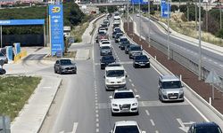 İzmir- Edremit yolunda bayram yoğunluğu! Araç kuyrukları uzadı