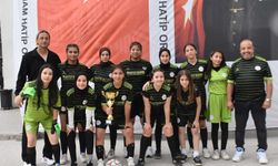 İzmir Gaziemir'de kalıpları yıkan zafer: İmam Hatipli Kız Futbol takımı ilçe şampiyonu oldu!