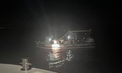 İzmir Karaburun'da dalgaların sürüklediği lastik bottaki 2'si çocuk 17 göçmen kurtarıldı