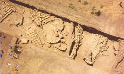 İzmir'in Menderes ilçesindeki tarihi höyük hangisi?