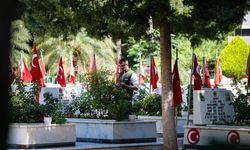 İzmir'de Işıkkent Polis Şehitliği'nde buruk bayram ziyareti!