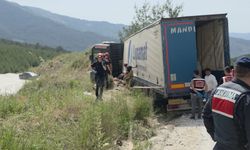 İzmir'de korkunç ölüm! Devrilen tırın altında kaldı!