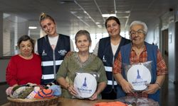 İzmir'de huzurevinde yaşayan vatandaş örüyor, çocuklar mutlu oluyor