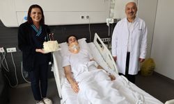İzmir'de sağlığına kavuşan 16 yaşındaki Burak'ın doğum günü hastanede kutlandı