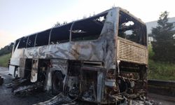 İzmir'den yola çıkan kafile son anda kurtuldu! Otobüs ve bagajları küle döndü