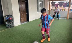 İzmirli fedakar babadan oğluna mini saha!