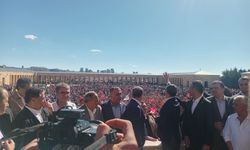 Özgür Özel ve on binlerce kişi Anıtkabir'de: Tarihi kalabalık!