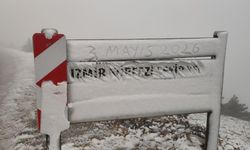 İzmirliler şaşkın: 1517 rakımlı zirvede Mayıs’ta kar keyfi!