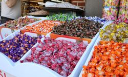 Kemeraltı’nda bayramlık hesabı: Şeker 200, çocuk kombini 1000 TL’den başlıyor!