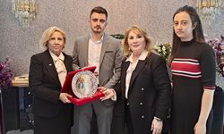 İzmir'in iyilik elçileri Ayla öğretmeni 'Yılın Kahraman Annesi' seçti!