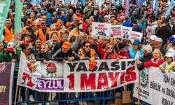 İzmir'de manşetler bu kez meydanlarda atıldı: "Özgür basın susturulamaz!"