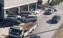 Bornova’da zincirleme kaza: Otomobil galeriye daldı, araçlar hurdaya döndü
