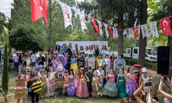 Bornova’da herkes bu defileyi konuşuyor: Podyuma öyle bir kıyafetle çıktılar ki!