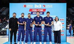 3x3 basketbolda İzmir temsilcisi madalya kürsüsünde