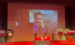 Kadir İnanır'ın anma törenine çelenk gölgesi! Özel'inkini aldılar, Kılıçdaroğlu'nunkini almadılar