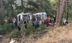 Bayındır'da can pazarı! İşçi minibüsü devrildi