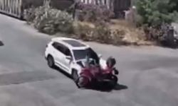 Bornova'da feci kaza: Ehliyetsiz sürücünün çarptığı motosikletli ağır yaralandı