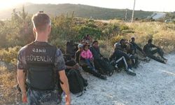 İzmir Çeşme’de göçmen kaçakçılığı operasyonu: 12 düzensiz göçmen ve 2 şüpheli yakalandı