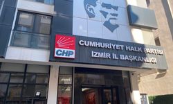 CHP İzmir'de geceden gündüze yansıyan kareler!  Kılıçdaroğlu karalandı, İl yönetim tablosu indirildi!