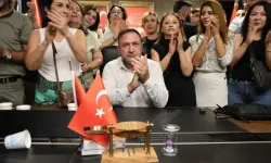 Tansiyonun yükseldiği CHP İzmir'de Gümrükçü konuştu: "Bizi tartakladı, kravatım, yakam paçam dağıldı, göğsüm ezildi”
