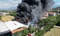 Denizli'de korkutan fabrika yangını: Siyah dumanlar kenti kapladı
