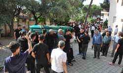 İzmir’de bıçaklı saldırı sonucunda hayatını kaybeden 15 yaşındaki Erdem son yolculuğuna uğurlandı!