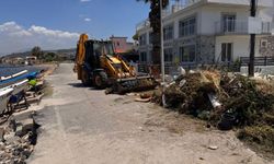 Foça'da sahil mahallelerine kepçeli temizlik: Tonlarca atık toplandı