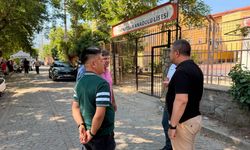 Hayati Okuroğlu okul önlerinde moral dağıttı!