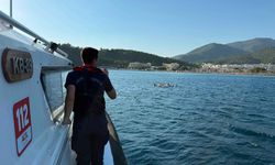 İzmir'de aynı gün iki kurtarma operasyonu: Sahil Güvenlik 9 kişiyi güvenli şekilde karaya ulaştırdı