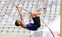 İzmirli atletler madalya kürsüsünde