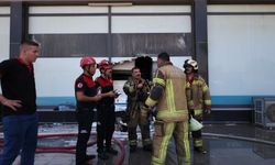 İzmir Bornova'da korkutan market yangını: İtfaiye duvarı kırarak müdahale etti