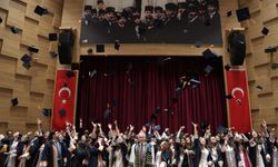 İzmir Demokrasi Üniversitesi Tıp Fakültesi mezuniyet gururu: 79 genç hekim sağlık ordusuna katıldı!