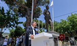 İzmir Foça'da anlamlı açılış: 3,5 metrelik Atatürk Heykeli Yeniköy’de yükseldi