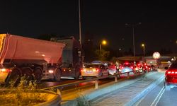 İzmir'de hareketli gece: Bornova'da ulaşım felç oldu, araçlar ters şeritten döndü!