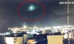 İzmir'e meteor düştü mü? Gökyüzündeki ışık hüzmesi görüntüleri yeniden gündemde!